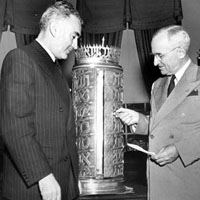 Eliahu Elath presenting ark to President Truman